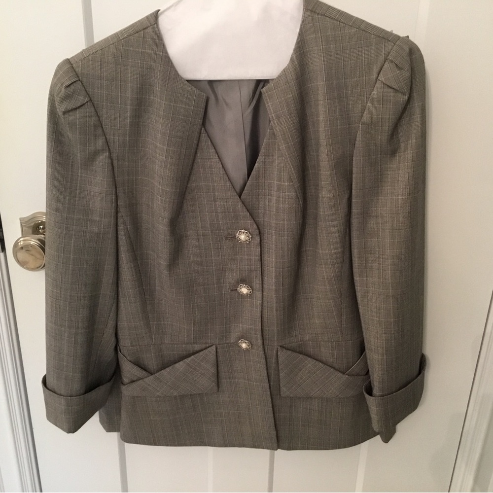 Tahari ladies summer skirt suit